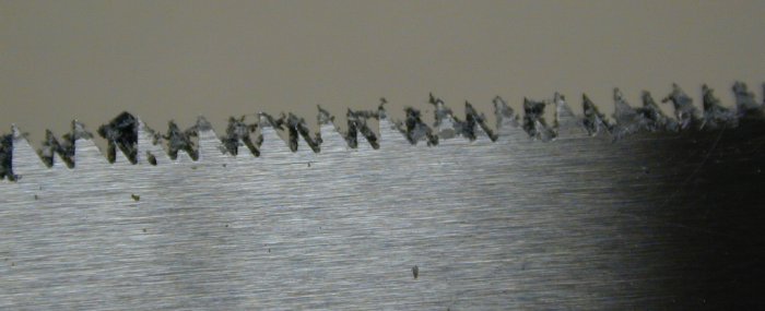 Close up of the saw's teeth